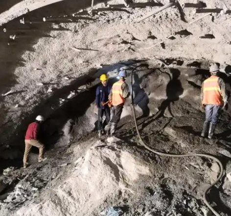 淇县拱顶带模注浆料的施工流程及注意事项
